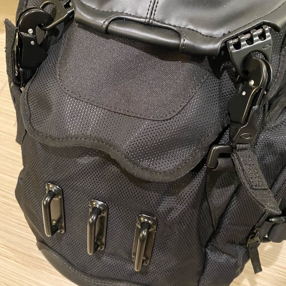 🆕 Oakley Bathroom Sink Backpack Y2K - Picture 14 of 16